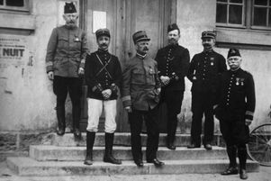 Photo d’archive non datée du capitaine Alfred Dreyfus (à gauche) pendant la Première Guerre mondiale. Officier de réserve, Alfred Dreyfus est tout de même mobilisé pendant le conflit, notamment au Chemin des Dames en 1917 et à Verdun en 1918.