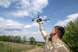 Un soldat ukrainien teste un inhibiteur de drone FPV à Lyman, en Ukraine, le 6 mai 2025.