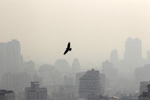 Le ciel pollué de Téhéran le 7 janvier 2013. En un an la pollution a provoqué 4 460 décés dans la capitale iranienne.
