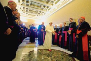En septembre 2012, Benoît XVI rencontre les
                    évêques français à Castel Gandolfo, en Italie. Les
                    relations du Vatican avec la France se sont à cette
                    époque largement améliorées.