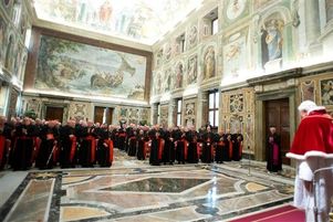 Le pape Benoit XVI délivre son message d’adieu
                    aux cardinaux au Vatican le 28 février 2013. 