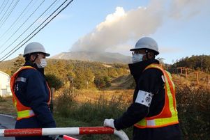 Gardes à l’ entrée du sentier menant au volcan Ontake en éruption, le 30 septembre.
