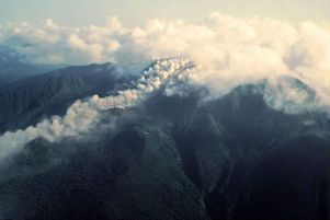 En Guadeloupe, le volcan de la Soufrière en éruption en 1976.