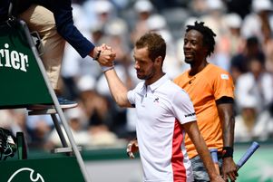 Richard Gasquet et Gaël Monfils saluent l'arbitre à la fin de leur match lors de l'Open de Roland-Garros le 4 juin 2017. Gaël Monfils s’est qualifié pour les huitièmes de finale à l’issue de ce match.