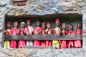 Au « pays » des Torajas  (Tana Toraja), au sud de l’île de Sulawesi, en Indonésie, des poupées à l’effigie des défunts 