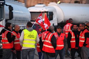 Les routiers bloquent l'accès à une raffinerie près de Marseille pour protester contre la réforme du code du travail, le 25 septembre 2017.
