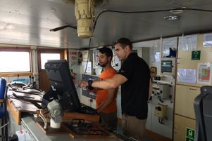Le capitaine de l’ « Esperanza », Vladimir Votiacov, avec son 3ème officier de bord sur la passerelle de l’ancien navire russe racheté par Greenpeace.