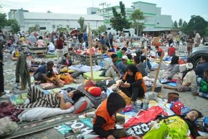 Les équipes de secouristes s’affairent auprès des blessés des Célèbes après le tsunami qui a frappé l’île indonésienne