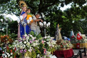 À Manille, en juillet 2014. Environ 30 statues de la Vierge Marie sont exposées lors d'un rassemblement de fidèles.