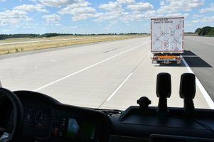 Expérimentation de conduite autonome en convoi (platooning) sur une portion de route inutilisée de l’aéroport de Berlin-Schönefeld, en Allemagne, en juillet 2018.