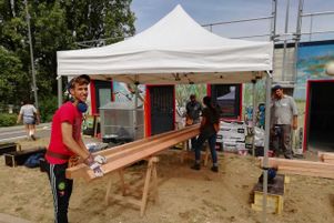 Les jeunes d'Arrimages sur le chantier de l'association d'architecture d'ICI, à Clichy-sous-Bois.