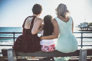 Nicole Belloubet a indiqué que serait inscrite la mention « mère et mère » sur les actes de naissance des enfants d’un couple de lesbiennes ayant eu recours à la PMA.