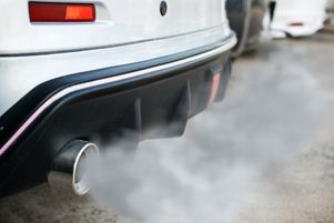 Les véhicules neufs devront progressivement être moins polluants. L’actuel plafond de 130 g/km doit passer à 95 g/km en 2020, puis 85 g/km jusqu’à fin 2024.