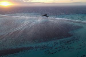 Une vue aérienne du MV Wakashio, le 17 août 2020 au large de l’île Maurice.