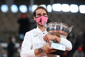 Rafael Nadal avec la Coupe des mousquetaires.