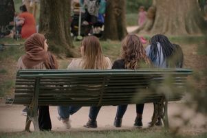 Camilya, Imane, Sarah et Kamba veulent s’affirmer et suivre leur chemin, faisant fi du regard des autres.
