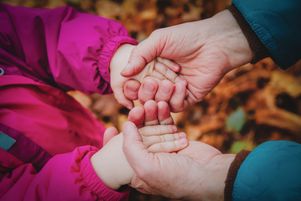 Les grands-parents peuvent jouer un rôle d’intermédiaire dans la transmission de la foi à leurs petits-enfants.
