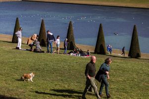 Dans le domaine royal de Marly-le-Roi, le 21 février. Les sorties dans les parcs restent autorisées, mais sans regroupements de plus de six personnes.