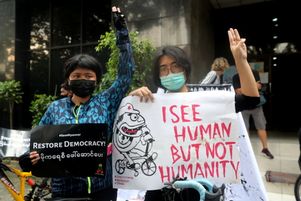 A Djakarta, en Indonésie, en marge de la réunion de crise de l’ASEAN, des manifestants protestent le 24 avril contre le pouvoir militaire birman.