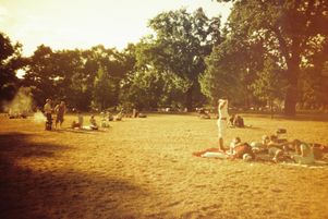 Sortie dans un parc entre amis. Illustration.