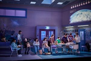 La pièce repose sur une formidable troupe d’acteurs, de 21 à 82 ans, provenant d’horizons multiples.