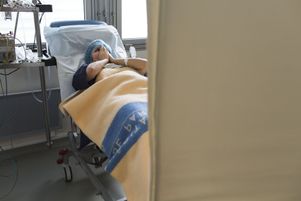 Une patiente, en salle de réveil de l'hôpital Antoine-Béclère AP-HP de Clamart (Hauts-de-Seine), après une ponction d’ovocytes sous anesthésie locale.