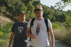 Jérôme Adam (à g.) recueille les témoignages d’autres frères et sœurs, fauchés comme lui par le deuil.