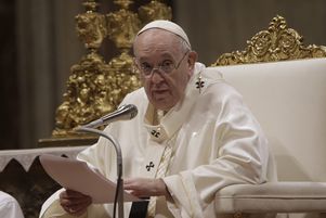 Le pape François célèbre la messe à l'occasion de la Journée mondiale de la vie consacrée, dans la basilique Saint-Pierre au Vatican, le 2 février 2022.