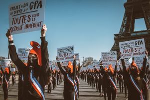 À Paris, le 7 mars 2021, des membres de La Manif pour tous ont organisé un show pour contester toute forme de GPA.