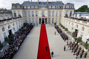 Passation de pouvoir entre Nicolas Sarkozy et François Hollande, le 15 mai 2012, dans la cour du palais de l’élysée.