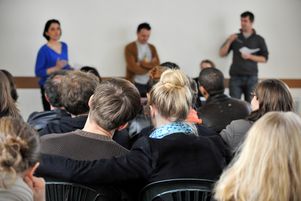 Couples durant une séance de préparation au mariage, à Paris.