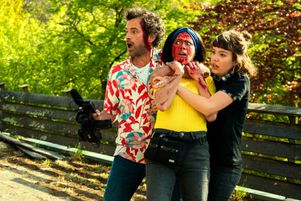 Romain Duris, Bérénice Béjo et Simone Hazanavicius, l’une des deux filles du réalisateur Michel Hazanavicius, se donnent la réplique dans cette comédie hilarante.