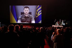 Le président ukrainien Volodymyr Zelensky a pris la parole depuis Kiev lors de la cérémonie d'ouverture du 75e Festival de Cannes, le 17 mai 2022.