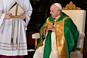 Le pape François célébre la messe à la basilique Saint-Pierre, dimanche 3 juillet. 