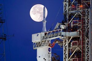 Le 15 juin 2022, au cap Canaveral (Floride), la fusée SLS attend de décoller pour la Lune.