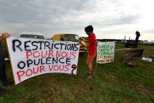 A Sainte-Soline (Deux-Sèvres), le samedi 29 octobre 2022, des militants ont manifesté contre les « bassins » près du chantier de construction d'une nouvelle réserve d'eau pour l'irrigation agricole.