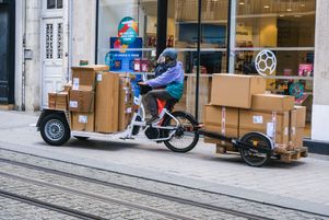 Les velos-cargo assurent désormais de nombreuses livraisons de marchandises dans les villes.