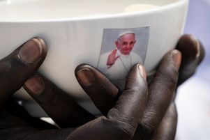 « Le Carême est un temps de grâce dans la mesure où nous nous mettons à l’écoute de Celui qui parle », a déclaré le pape François. Ici, un prêtre tient un bol à sacrement montrant une photo du Pape François lors d'une messe au Mausolée John Garang à Juba, au Sud-Soudan le 5 février 2023.
