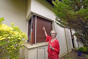 Une habitante de Laitre-sous-Amance (Meurthe-et-Moselle) montrant les fissures apparues sur sa maison après la sécheresse de l’été 2020. Une proposition de loi des députés écologistes, débattue jeudi 6 avril, souhaite une meilleure indemnisation.