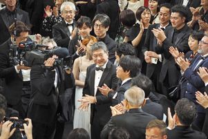 Le film « Monster » du lauréat de la Palme d'or et réalisateur japonais Hirokazu Kore-eda (au centre) reçoit une ovation après sa projection au 76e Festival de Cannes, le 17 mai 2023. 