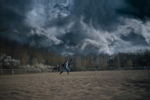 Dans Acide, un futur catastrophique prend la forme de pluies acides et dévastatrices qui menacent la planète.