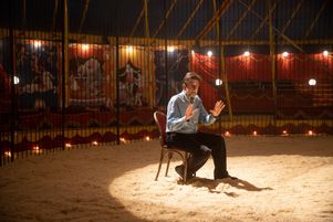 Dans Vers un avenir radieux, Nanni Moretti incarne Giovanni, metteur en scène renommé qui s’apprête à tourner son nouveau film.
