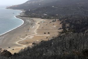 Les conséquences des incendies en Algérie, dans un village situé à l’est d’Alger, mardi 25 juillet.