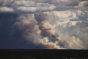 Les feux qui ravagent les Territoires du Nord-Ouest du Canada s’améliorent, mercredi 23 août. (Photo : la fumée des feux de forêt près de Yellowknife le 17 août 2023.)
