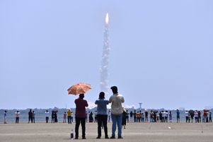 Des spectateurs observent le lancement de la sonde ADITYA L-1 à Sriharikota (État de l’Andhra Pradesh) le 2 September 2023.