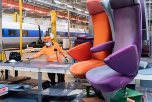 Dans un technicentre de la SNCF, à Rennes, où sont rénovés des TGV Atlantique, en octobre 2021.