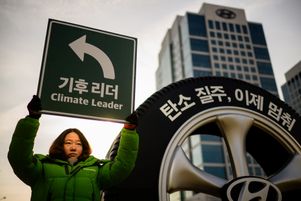 Une militante de Greenpeace lors d'une action de protestation contre les SUV devant le siège du géant automobile sud-coréen Hyundai à Séoul, mercredi 29 novembre 2023.