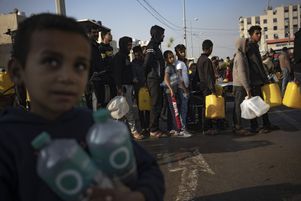 Des Palestiniens font la queue pour obtenir de l’eau dans la zone de Muwasi, dans le sud de la bande de Gaza, le 18 décembre 2023. Depuis le début de la guerre entre Israël et le Hamas, l’accès aux soins et à l’eau s’est dégradé à Gaza.