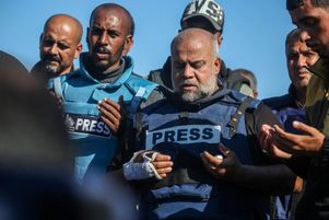Après la mort, dimanche 7 janvier 2024, de Hamza Al Dahdouh et Moustafa Thuraya, le nombre de journalistes tués depuis le 7 octobre est porté à 79. Ici, Waël Al Dahdouh à Rafah, après la mort de son fils Hamza.