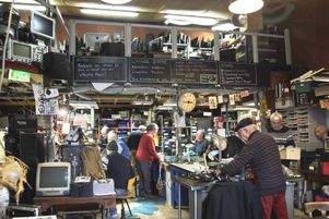 À Lyon, l’association Atelier soudé apprend à ses adhérents comment donner une seconde vie aux appareils du quotidien. 